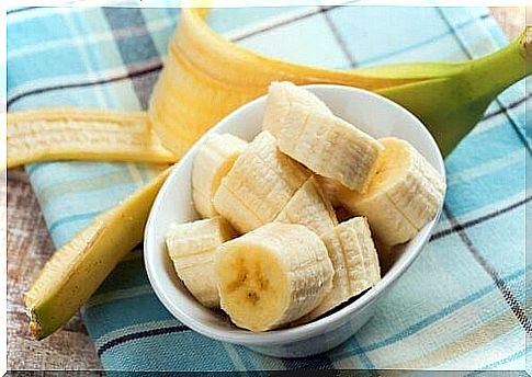 Banana pieces are good for relieving sore throats