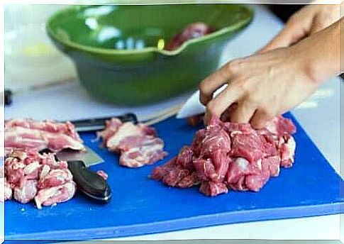 Person cuts meat and tries to avoid cross-contamination