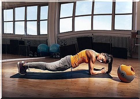 Woman making the plank