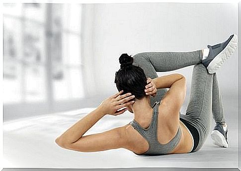 Woman doing oblique abdominal crunches