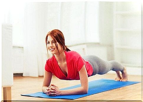 Woman making the plank - tone your body