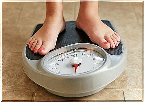 Person weighs himself to maintain a healthy heart