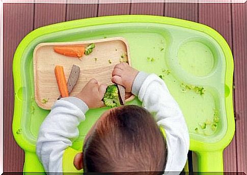 Baby eats vegetables as an example of starting up on real food