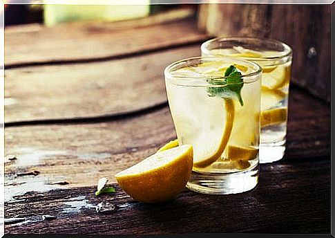 daily detox tips, drink water with lemon.