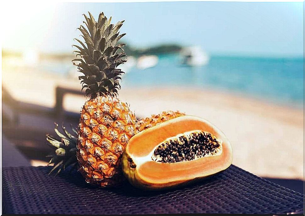 Detox your body with pineapple and papaya