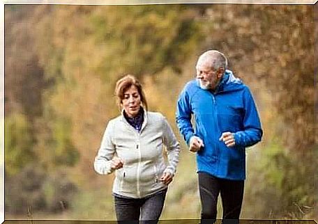 Two people jog to relieve the symptoms of fibromyalgia