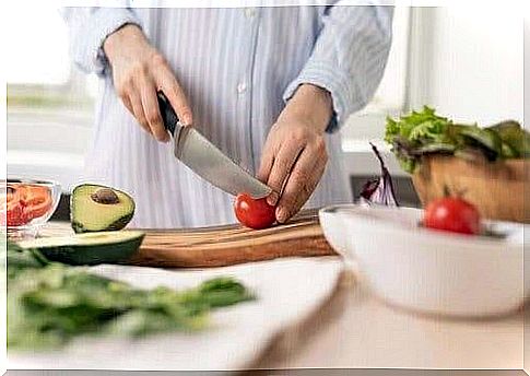 Person cuts tomatoes out as part of reducing sugar intake