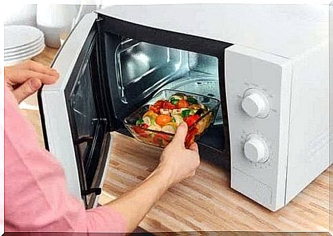 Person going to heat food in microwave