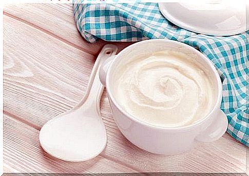 Natural homemade yogurt that is easy to make