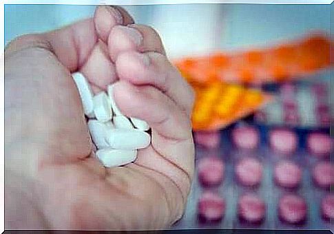 Pills in hand are non-opioid painkillers