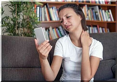 Text neck: How to prevent it