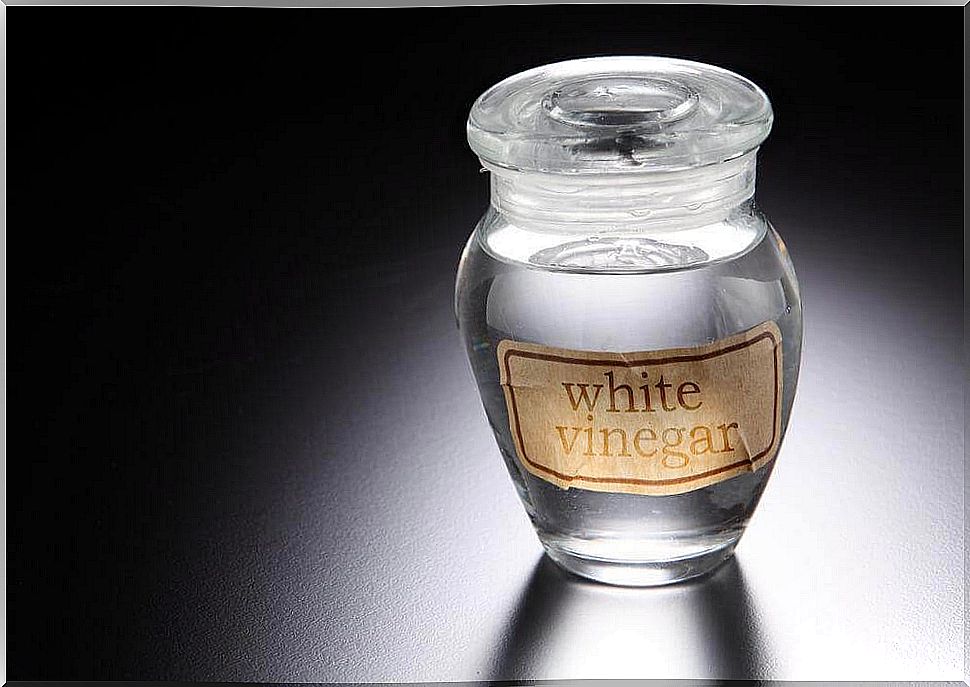 White vinegar to treat scalp fungus