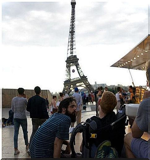 2 friends at the eiffel tower