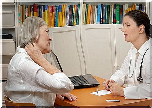 Elderly woman who is at the doctor - know about fibromyalgia